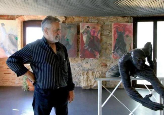 Membiela posa junto a una de sus obras.