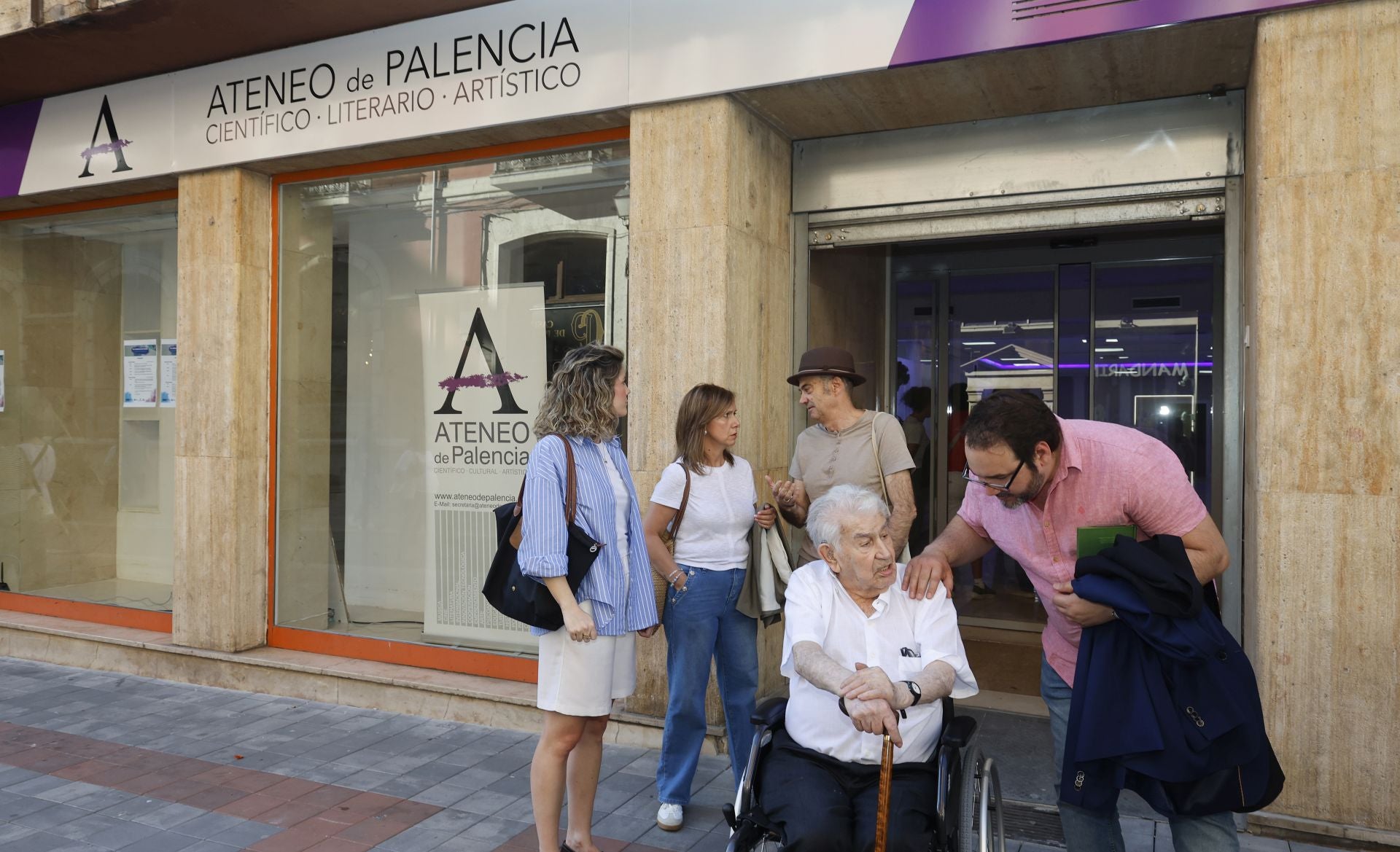 Gamoneda apadrina la nueva sede del Ateneo en Palencia