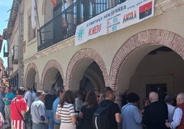 Pincho solidario en la Plaza Mayor de Olmedo tras la caminata solidaria.