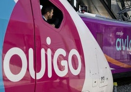 Un maquinista de Ouigo observa un tren Avlo de Renfe en la estación de Valladolid, en una imagen de archivo.