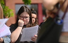 Una estudiante se muerde las uñas durante el último examen de selectividad, en Valladolid.