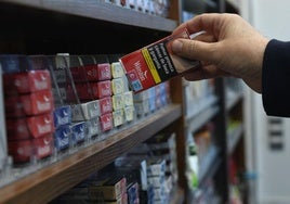 Despacho de paquetes de cigarrillos en un estanco.