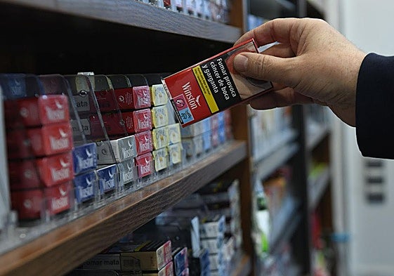 Despacho de paquetes de cigarrillos en un estanco.