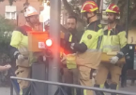 Intervención de los Bomberos de Valladolid en la plaza de Vadillos, este martes.
