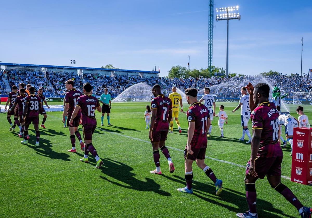 Los jugadores del Real Valladolid saltan al terreno de juego de Butarque en la última jornada de esta campaña ante el Leganés
