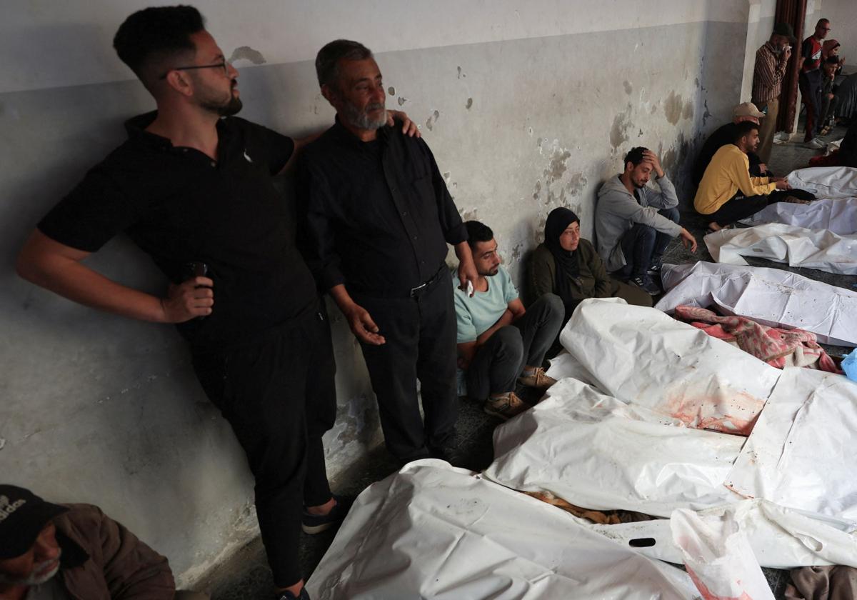 Palestinos muertos en los ataques israelíes, en el hospital bautista árabe Al-Ahli, en la ciudad de Gaza.