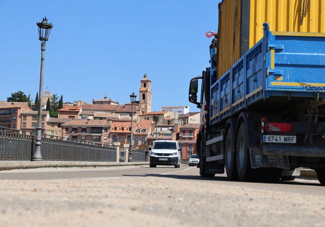 Travesía de la antigua Nacional VI en Tordesillas.