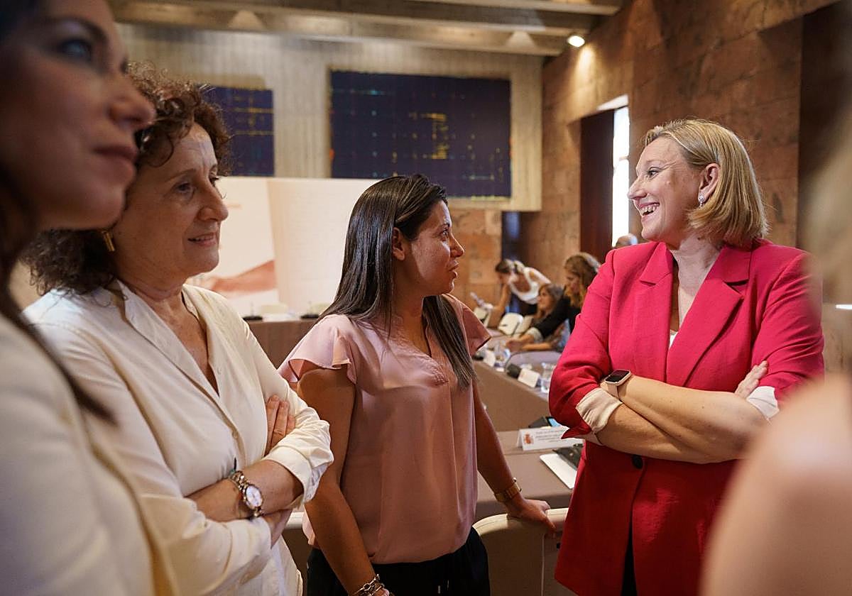 La consejera de Igualdad de Oportunidades de Castilla y León, Isabel Blanco (d), conversa con la consejera Bienestar Social de Castilla la Mancha, Bárbara García, en una imagen de archivo.