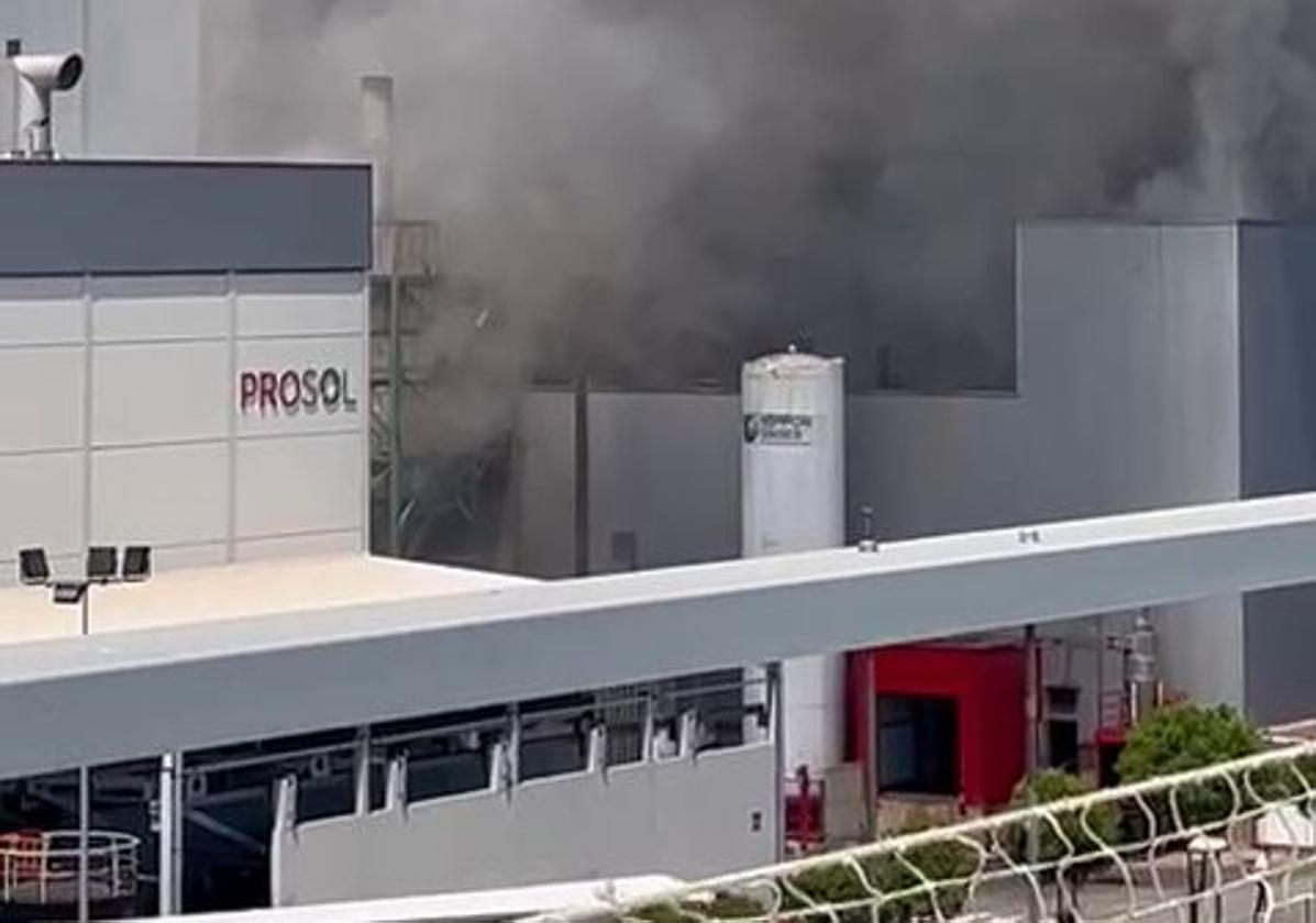 Arde parte de la cubierta de la fábrica Prosol de Venta de Baños