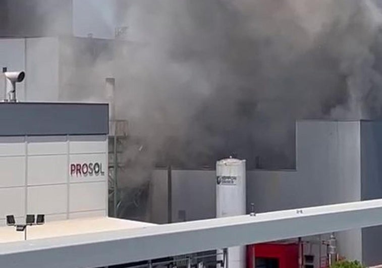 Humareda en Prosol en el incendio.
