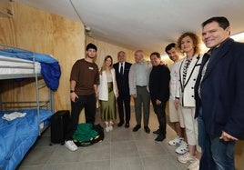 Visita de las autoridades al nuevo albergue de Pinar de Antequera, este jueves.