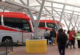 Varios pasajeros en la estación de autobuses de Segovia.