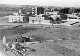 Vista general del matadero tomada el día antes de su inauguración el 10 de julio de 1935 desde el lateral que hoy da a la calle Daniel del Olmo.