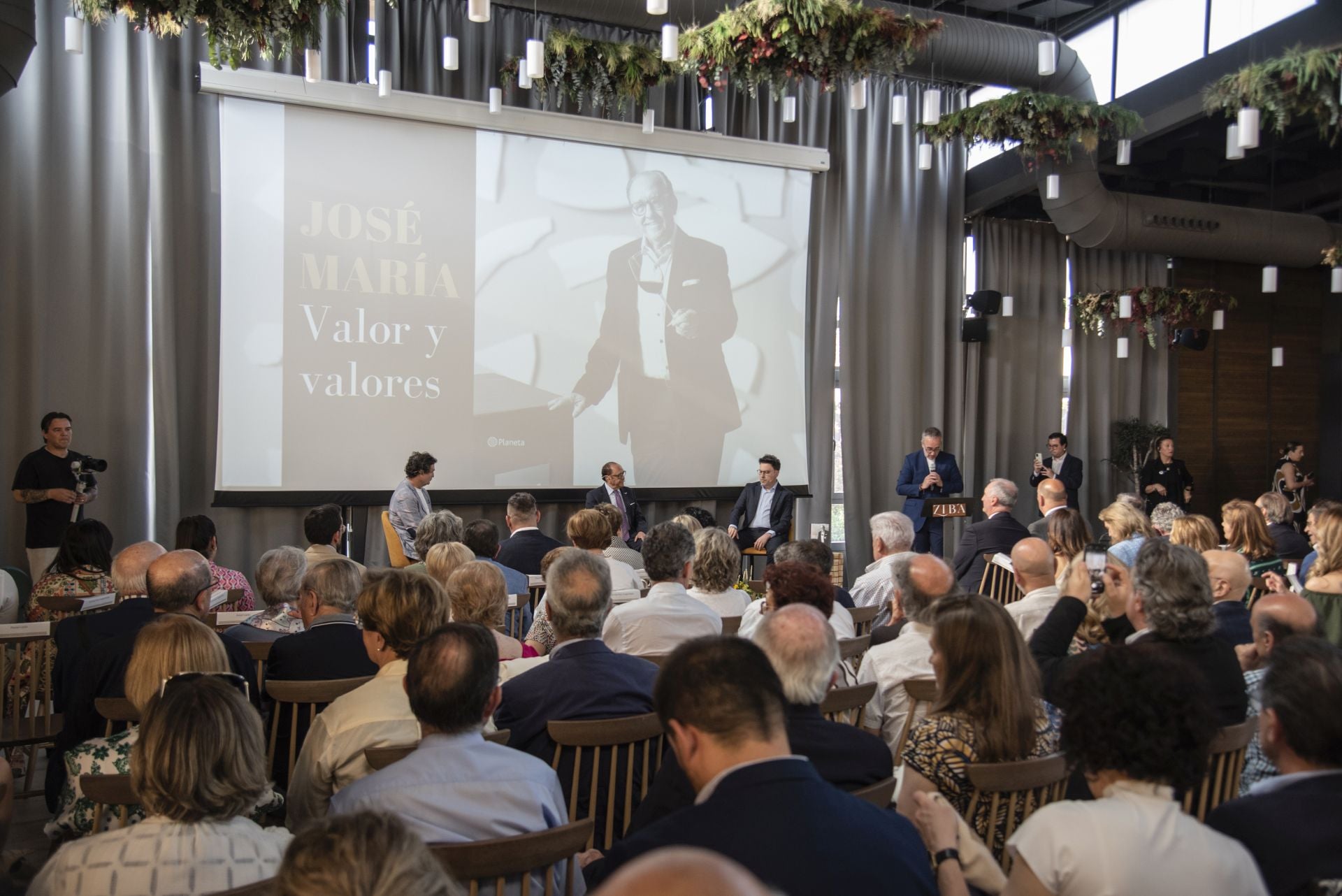 Fotos de la multitudinaria presentación de la biografía de José María