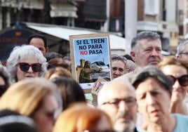 Decenas de vecinos protestan en la Plaza Mayor de Medina del Campo contra la supresión de la parada del AVE