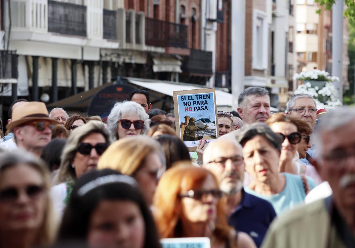 Medina protesta por la supresión del AVE: «O para o no pasa»
