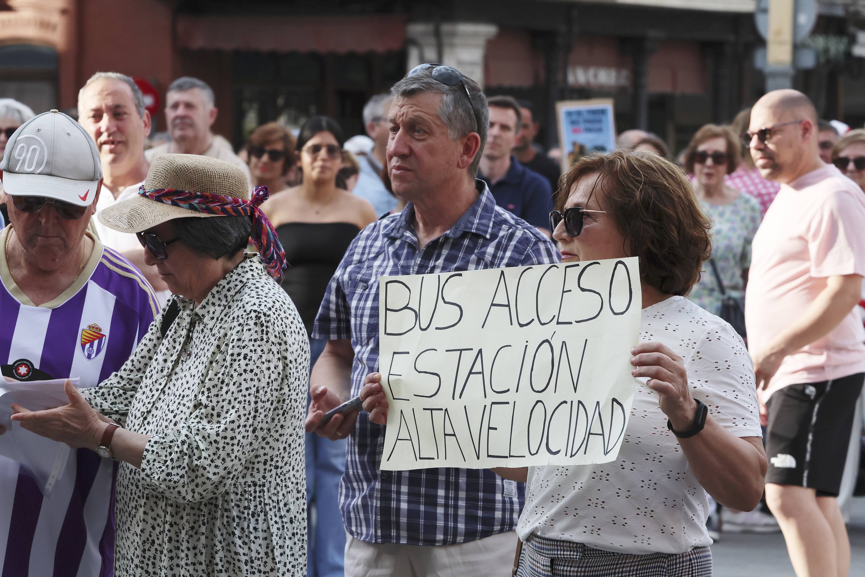Medina protesta por la supresión del AVE: «O para o no pasa»