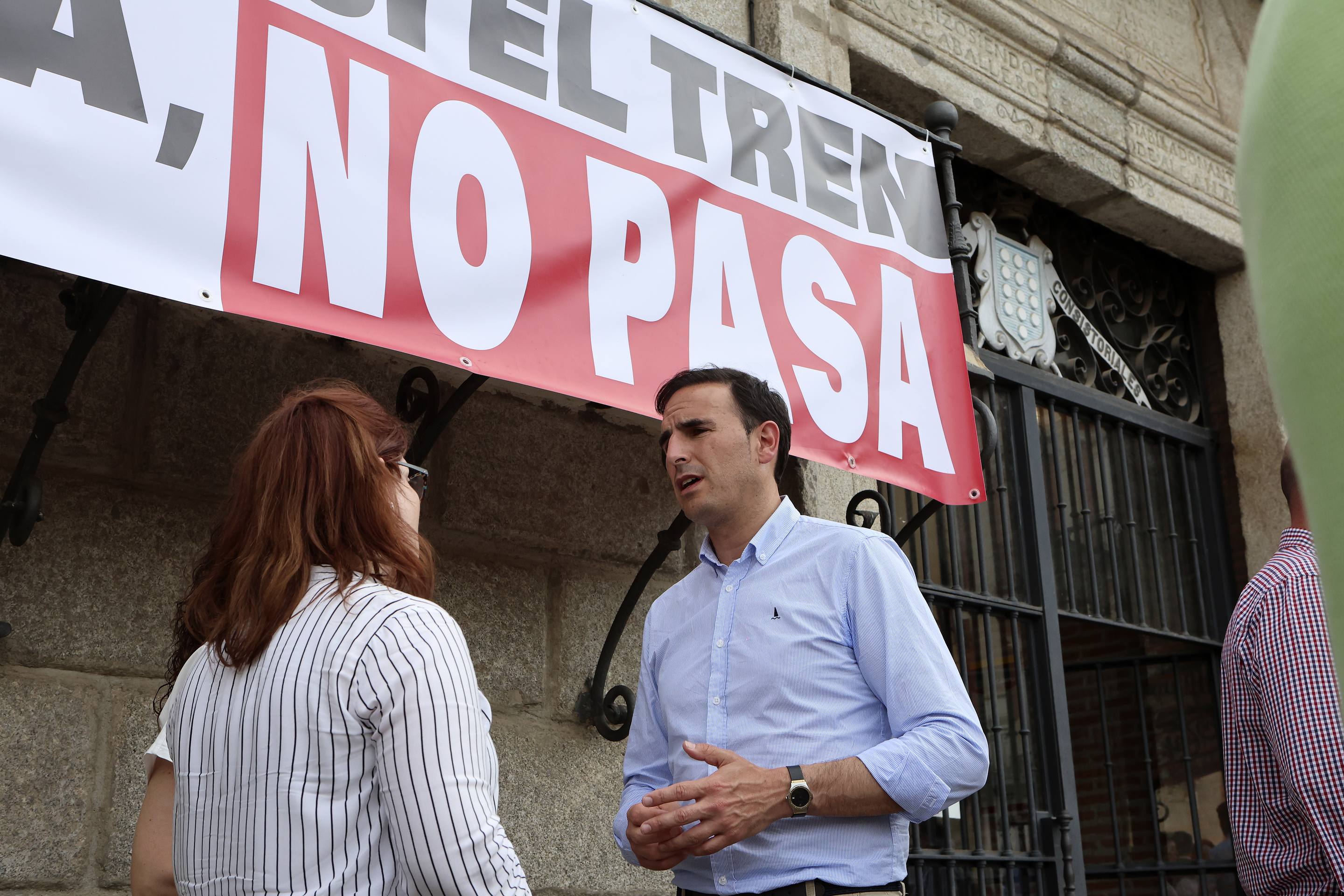 Medina protesta por la supresión del AVE: «O para o no pasa»