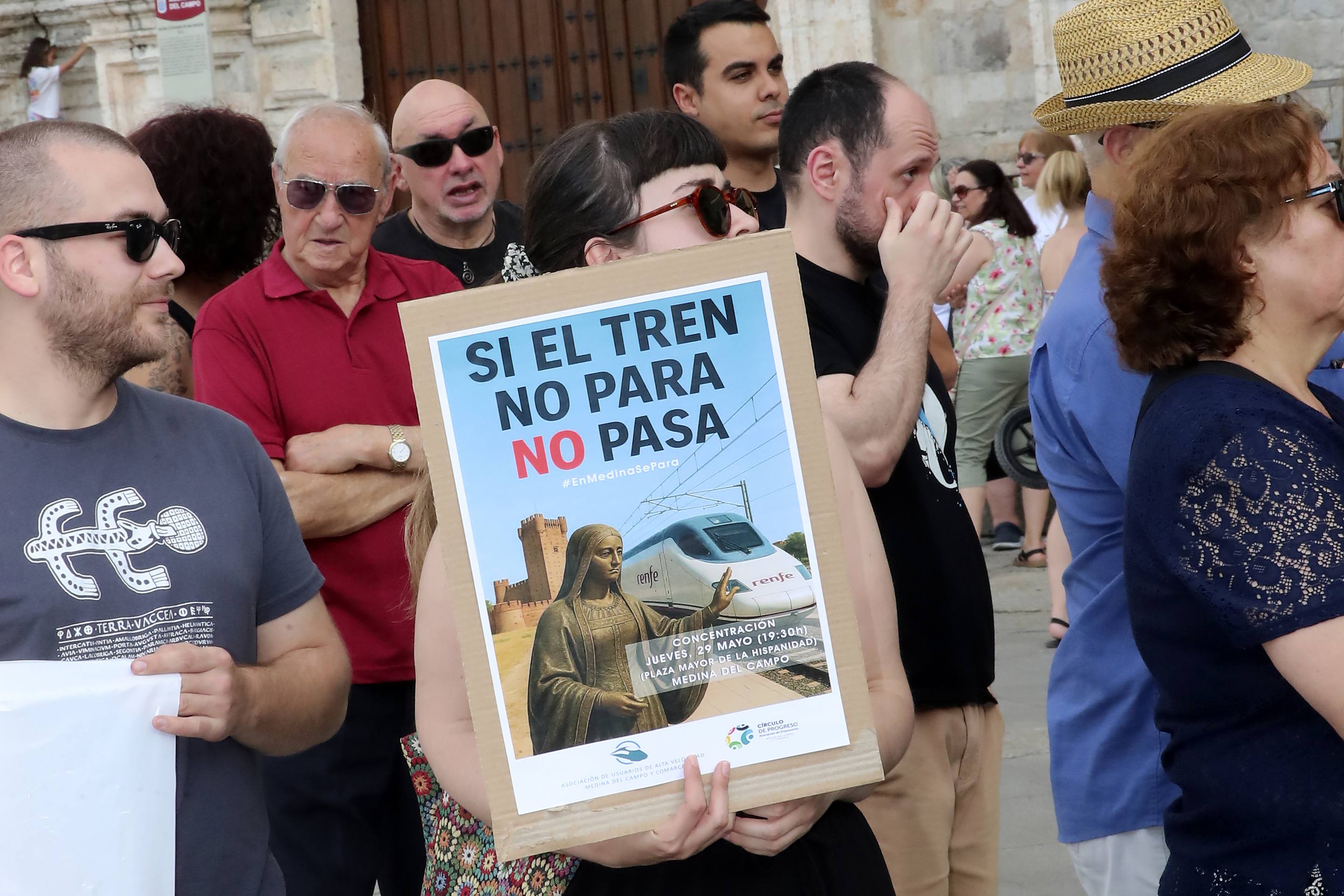 Medina protesta por la supresión del AVE: «O para o no pasa»
