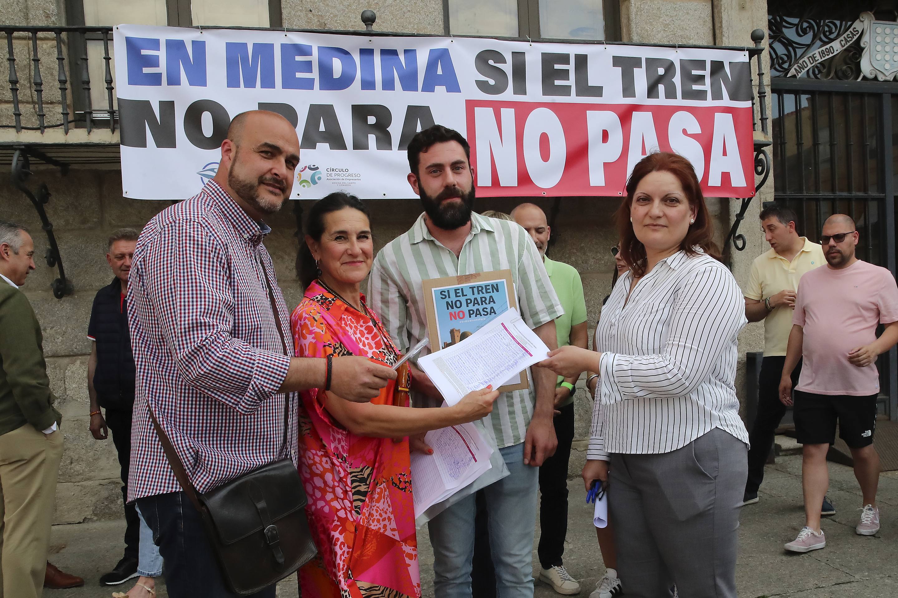 Medina protesta por la supresión del AVE: «O para o no pasa»