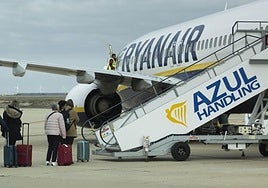 Embarque de los pasajeros del último vuelo de Ryanair desde Villanubla, el pasado 28 de marzo.