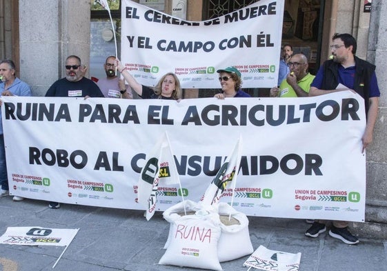 Concentración celebrada este jueves por UCCL ante la puerta de la Lonja de Segovia.