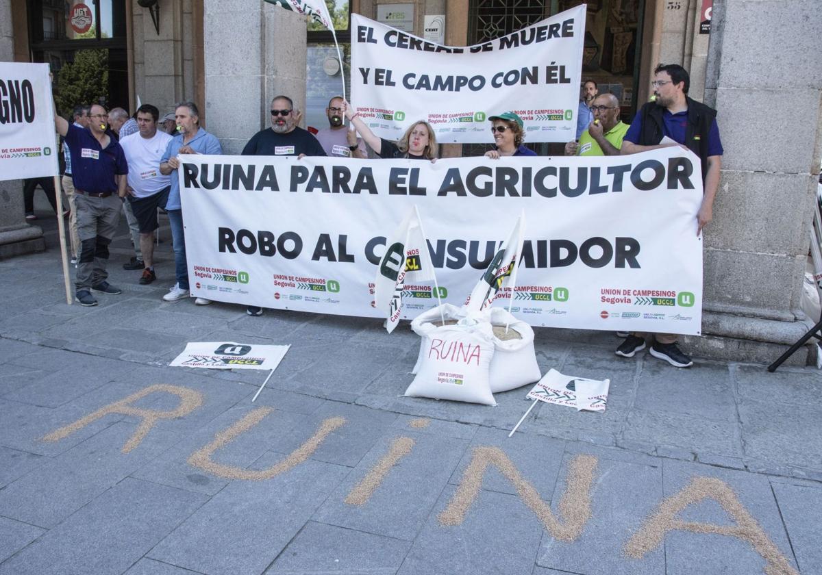 Concentración celebrada este jueves por UCCL ante la puerta de la Lonja de Segovia.