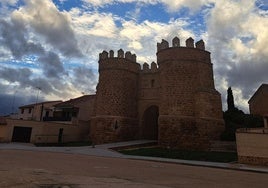 Vista general de la Puerta de San Andrés en la localidad zamorana de Villalpando.