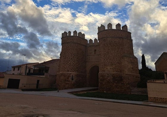 Vista general de la Puerta de San Andrés en la localidad zamorana de Villalpando.