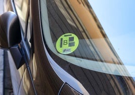 Un coche con una pegatina con el distintivo B.