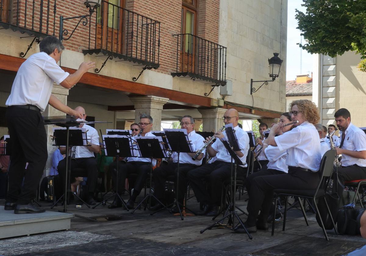 Uno de los músicos dirige a la banda en un concierto en la plaza de San Francisco.