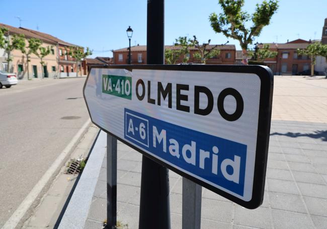 Indicador de Olmedo, en las inmediaciones de la Plaza Mayor de Ataquines.