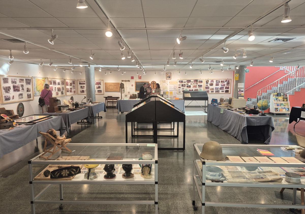 Imagen principal - Tres espacios que recrean el colegio Pinoduero dentro de la exposición.