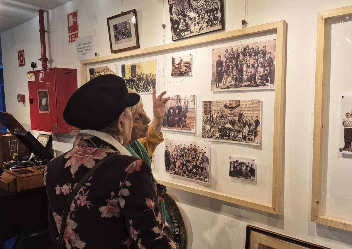 Imagen secundaria 1 - Tres espacios que recrean el colegio Pinoduero dentro de la exposición.