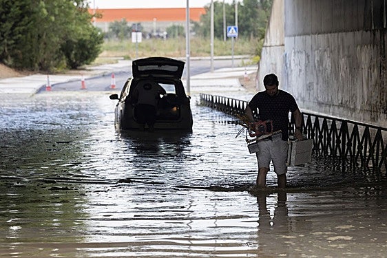 Los dos ocupantes del vehículo atrapado ponen a salvo algunas de las herramientas de trabajo que transportaban.