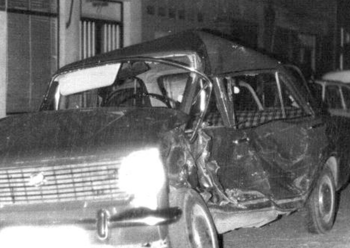 Imagen secundaria 1 - Arriba, coches circulando por la noche en los años 70. Abajo, un automóvil accidentado y el inventor, Daniel Valbuena, mostrando a la prensa su hallazgo.