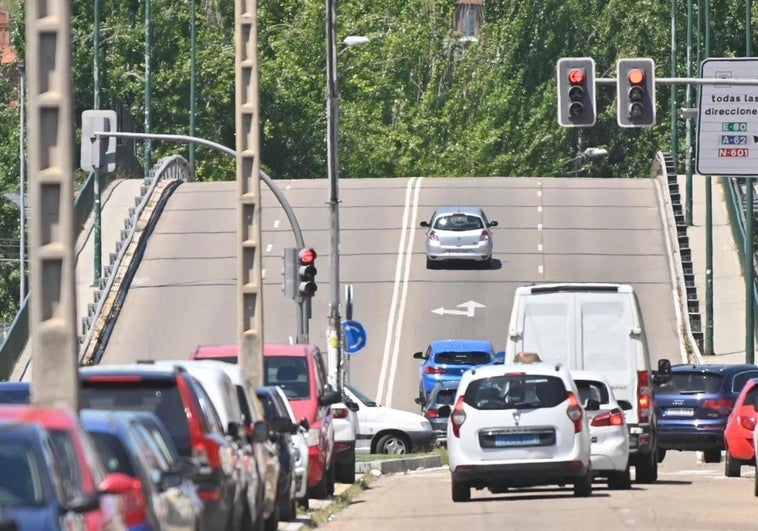El viaducto de Daniel del Olmo, desde el polígono de Argales.