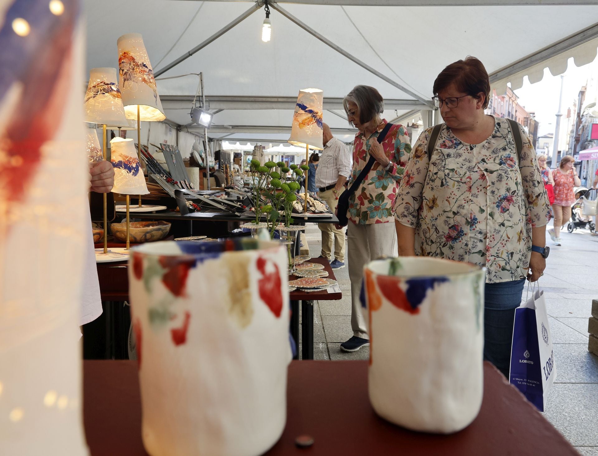 La cerámica impone arte y color a la Feria Chica en Palencia