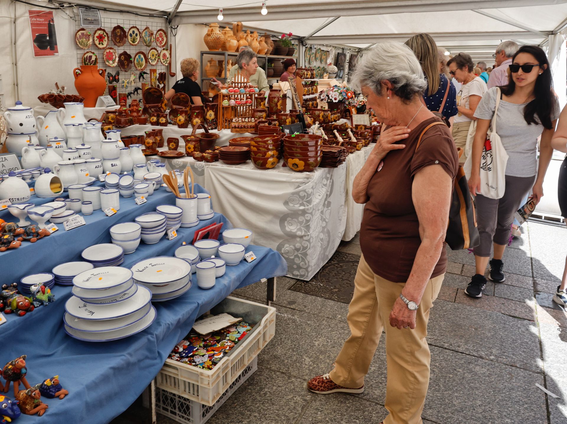 La cerámica impone arte y color a la Feria Chica en Palencia