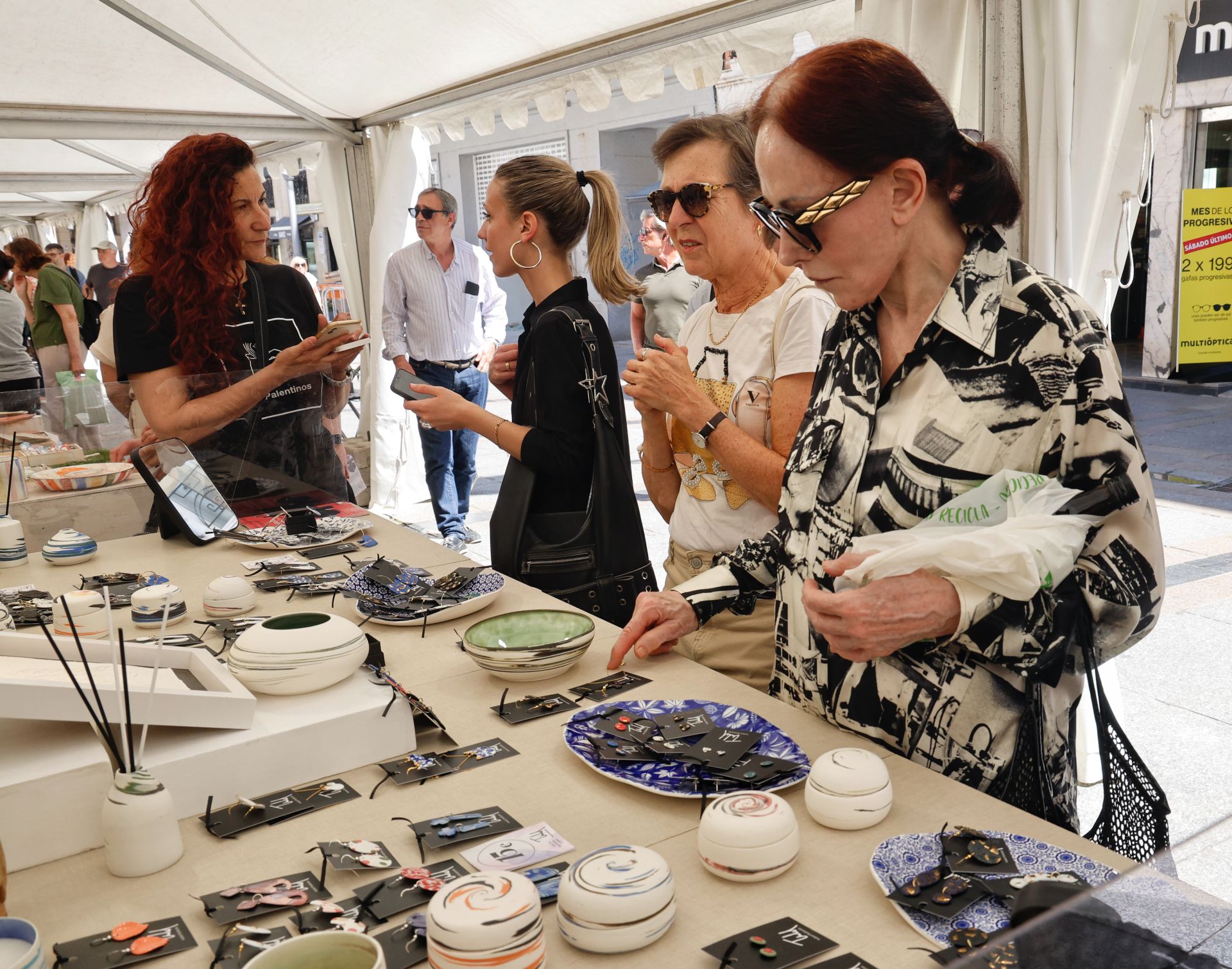 La cerámica impone arte y color a la Feria Chica en Palencia