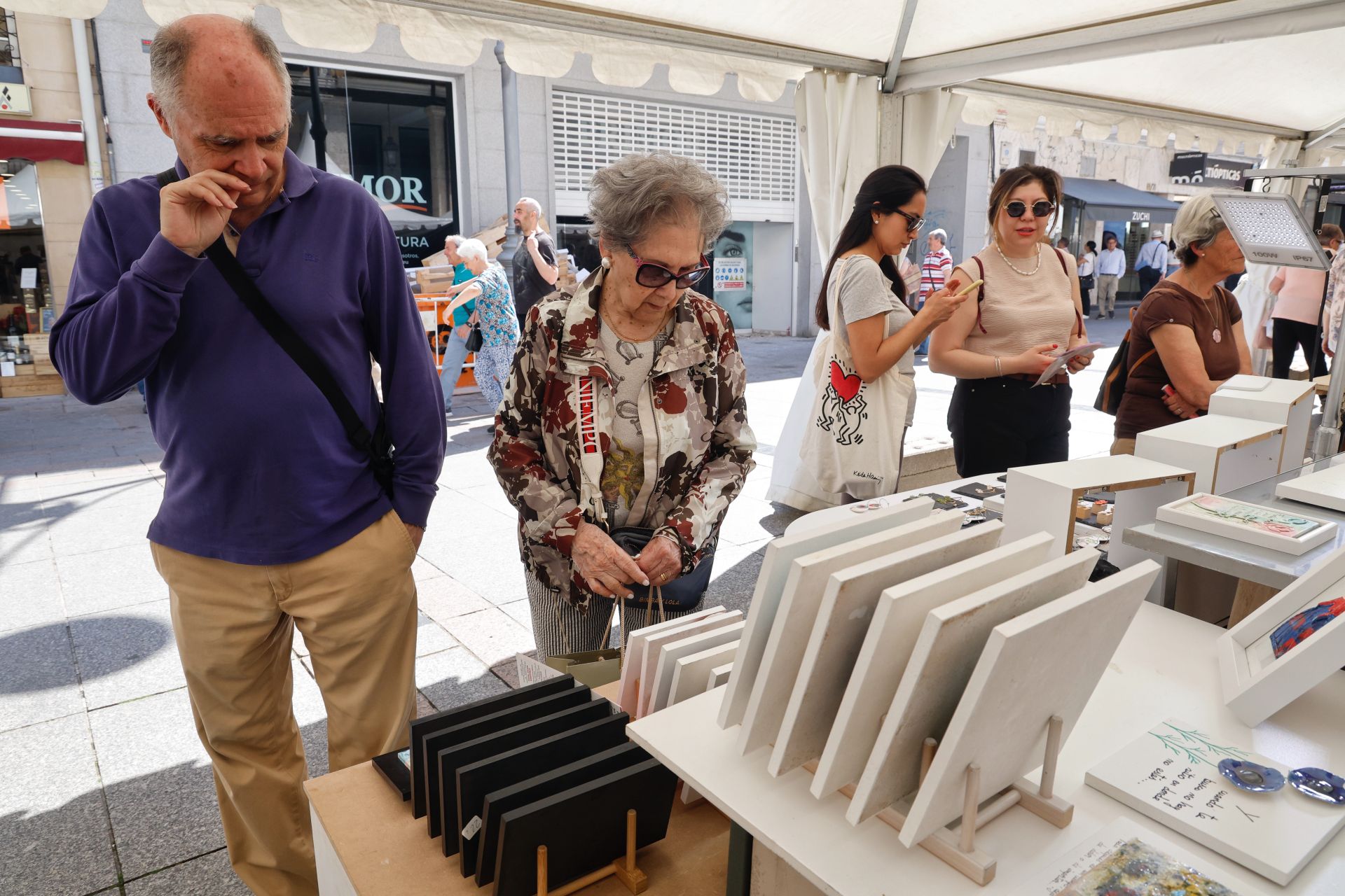 La cerámica impone arte y color a la Feria Chica en Palencia