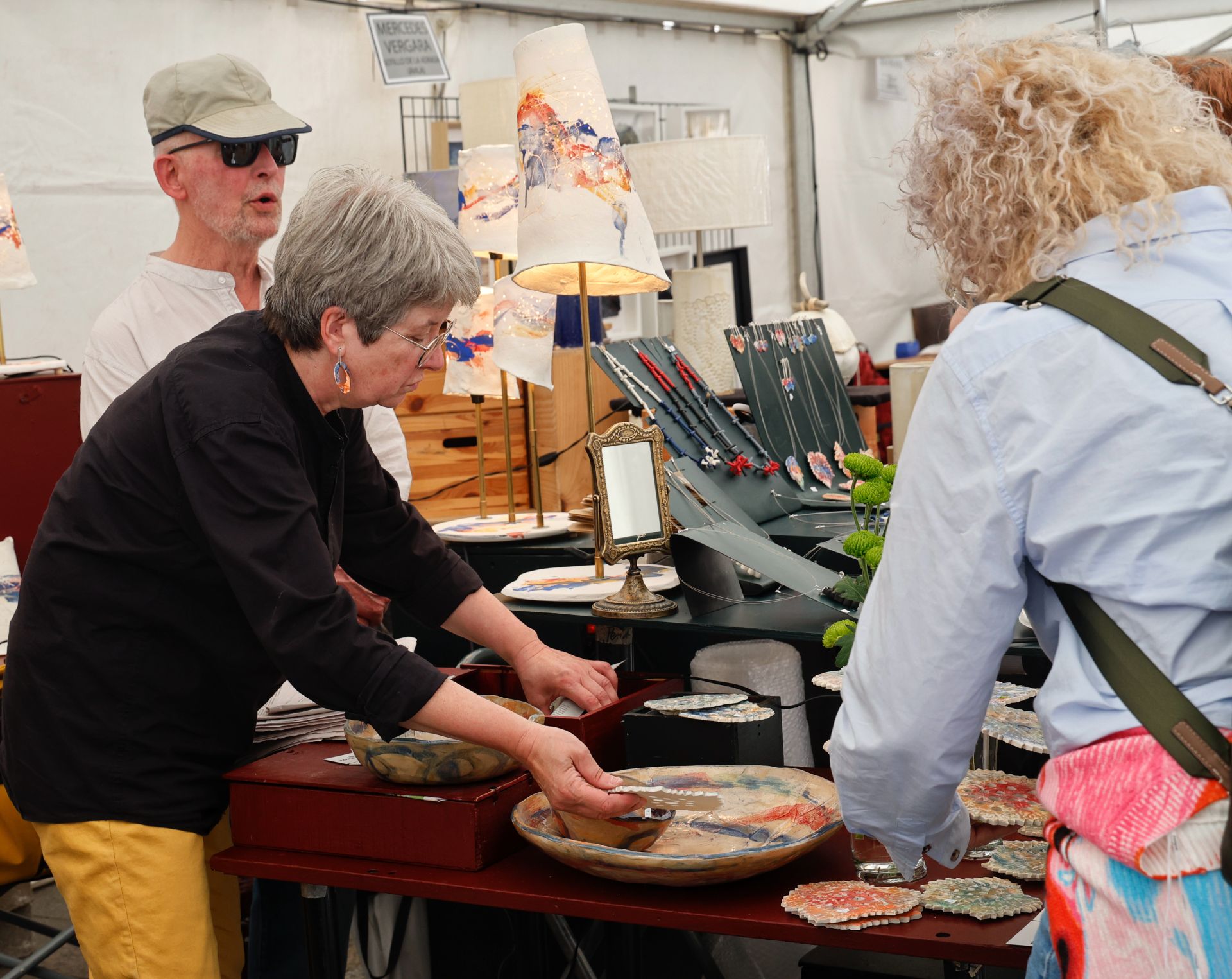 La cerámica impone arte y color a la Feria Chica en Palencia