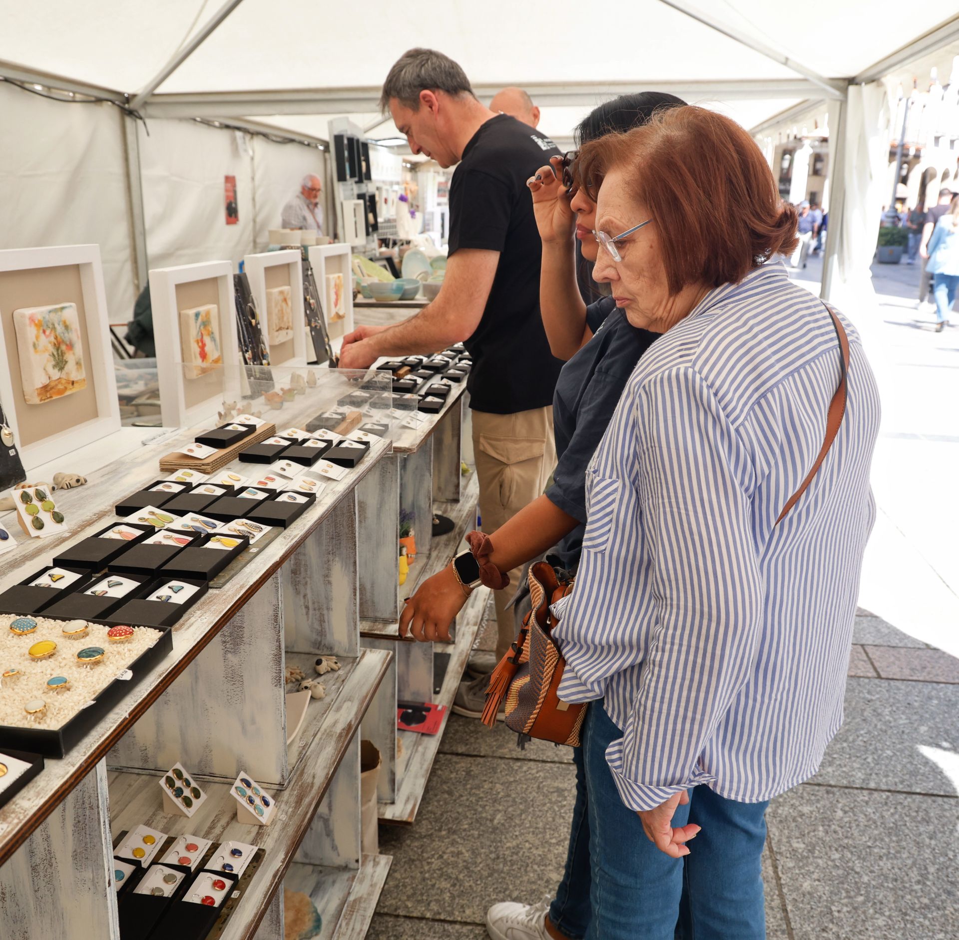 La cerámica impone arte y color a la Feria Chica en Palencia