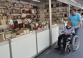 Casetas de la Feria del Libro Antiguo en el parque del Salón.