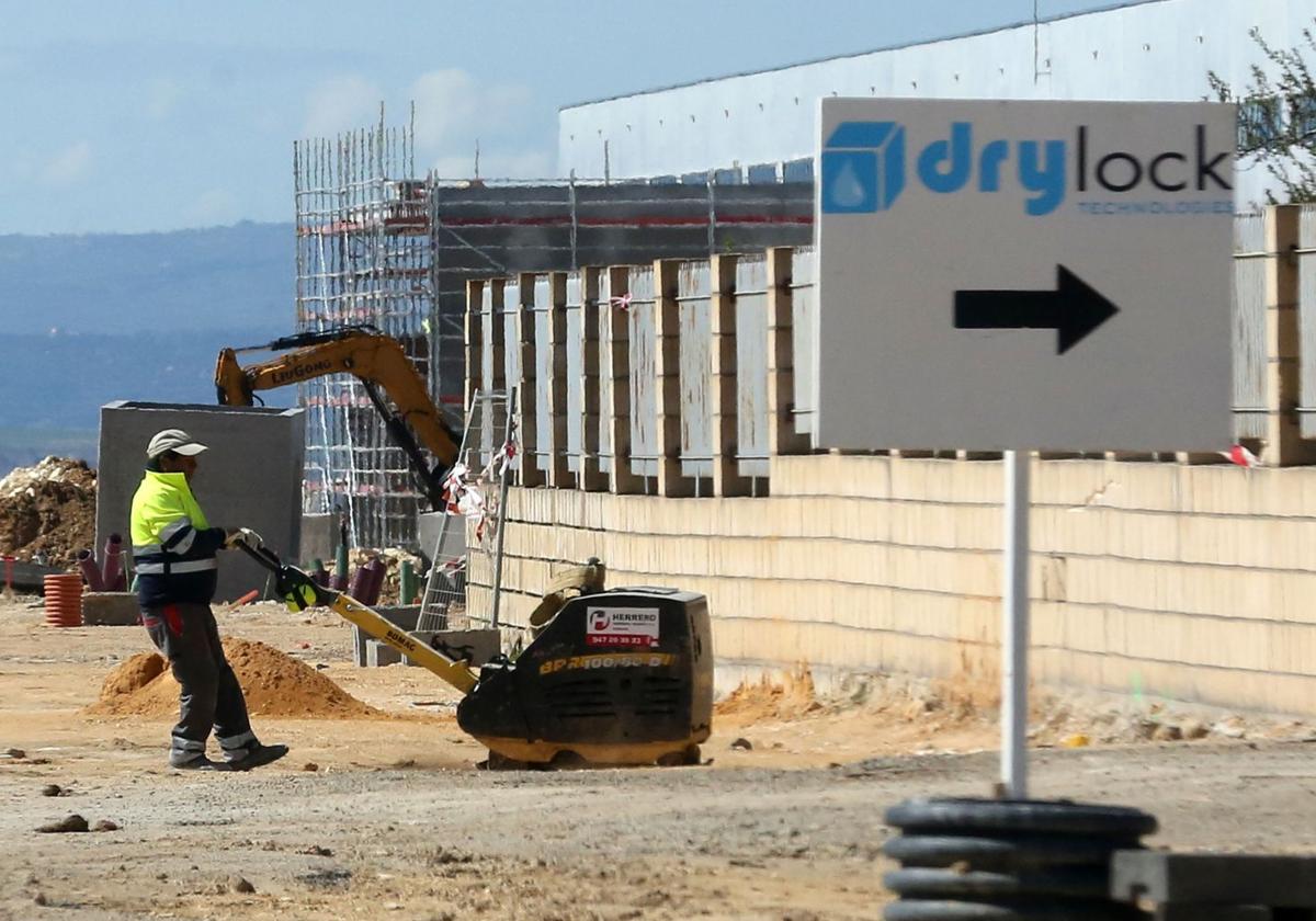 Trabajos para ultimar la puesta en marcha de una nueva planta industrial en el polígono de Bernuy de Porreros.