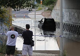 Un vehículo con dos ocupantes que han tenido que ser rescatados por los bomberos en el túnel de la Galana.