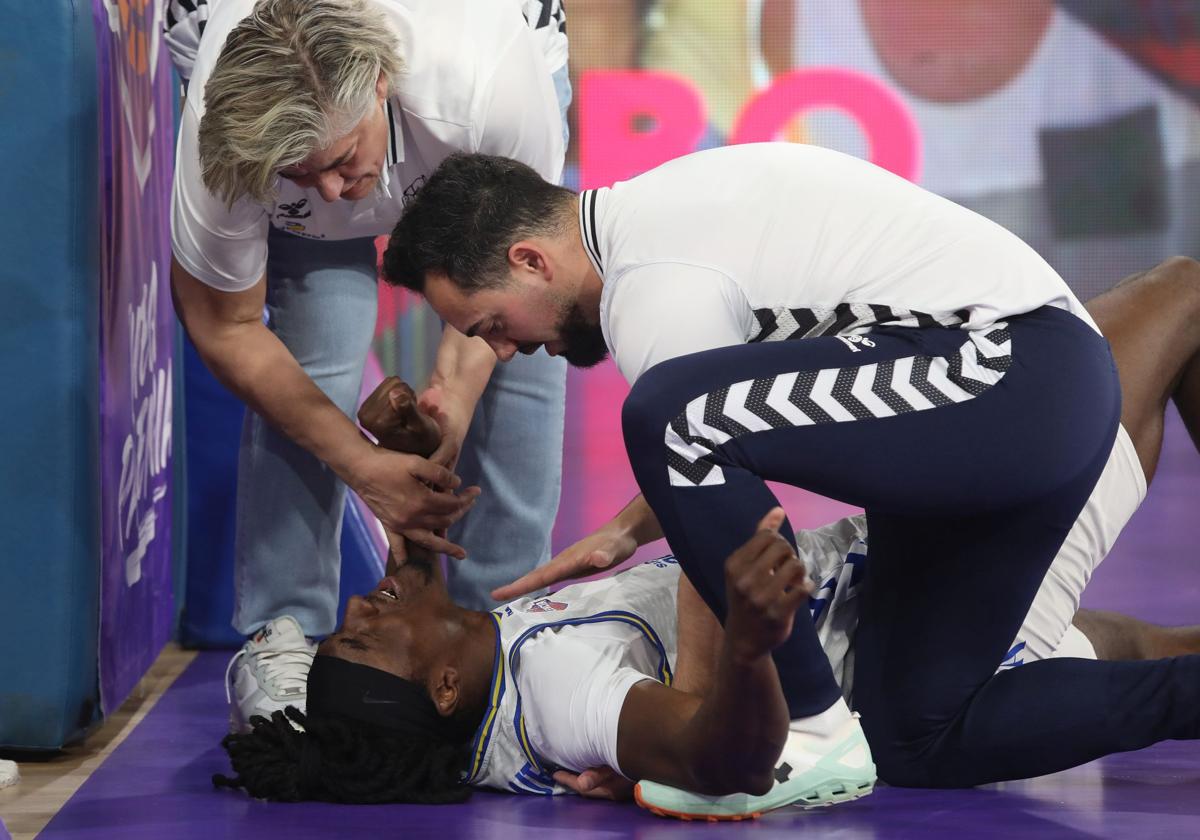 Nkereuwem se duele en el suelo de la grave lesión de rodilla que sufrió el pasado domingo.