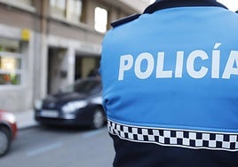 La Policía impide a un hombre con síntomas de estar drogado que recoja a su hija