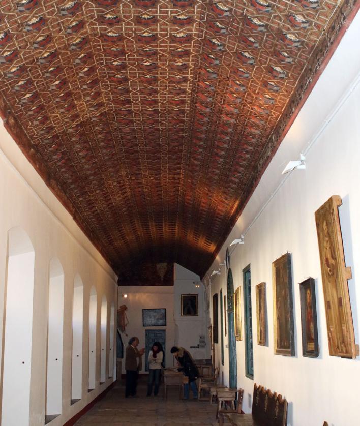 Imagen secundaria 2 - El refectorio (arriba), abajo a la izquierda el jardín en el claustro; y a la derecha, artesonado en una de las estancias del monasterio de San Antonio el Real de Segovia.