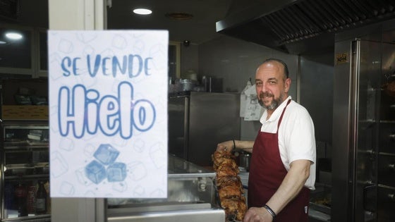 Alberto Martínez en su negocio de pollos asados de Valladolid.